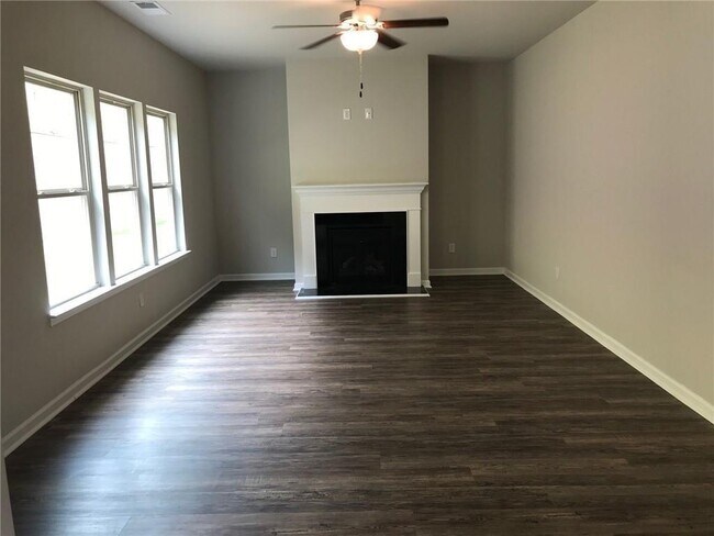 Foto del edificio - 213 Creek View Pl