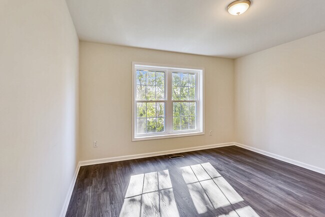 Building Photo - 1704 Arcola Ave
