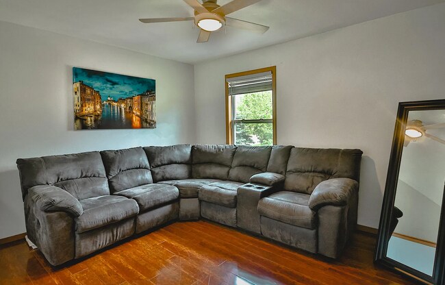 Building Photo - 4054 Linden Rd