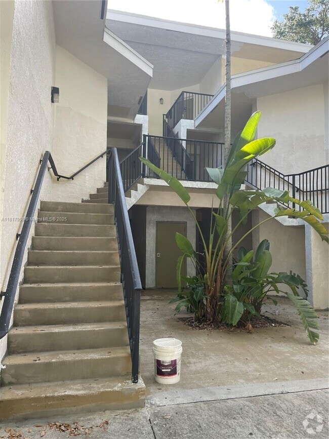 Building Photo - 2550 SW 18th Terrace