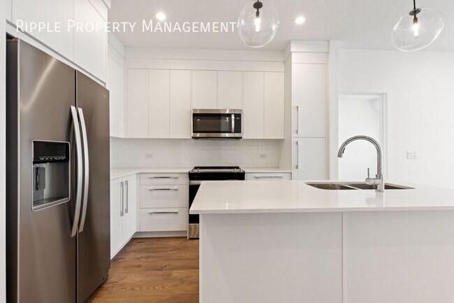 Photo du bâtiment - Modern 2 Beds+ Den, 2 Baths Apartment/Condo | 2 Pets Allowed. 20lbs Max