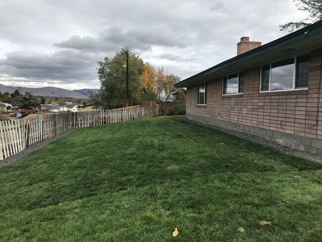 Building Photo - Awesome home with fenced yard and garage!!!!!
