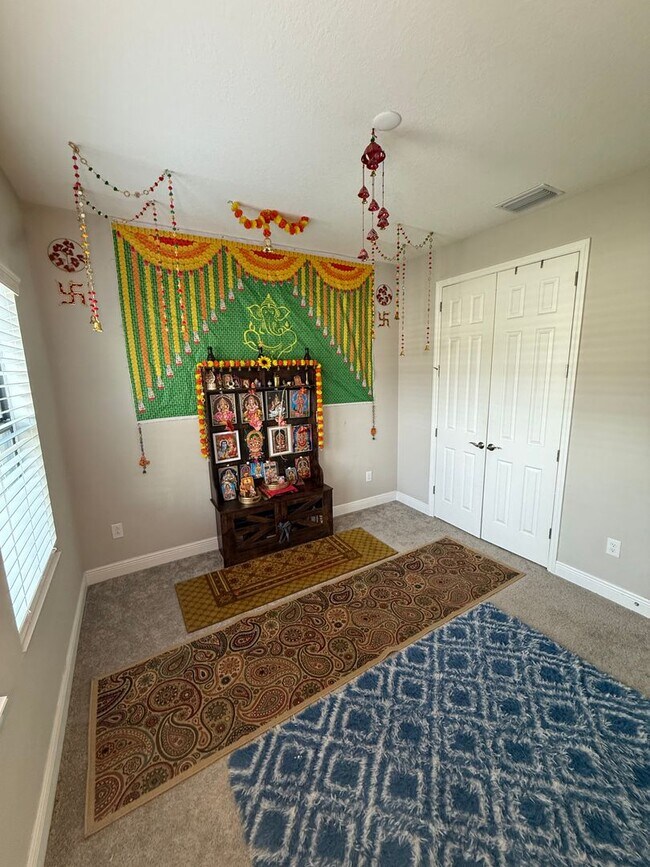 Building Photo - Gorgeous 5-Bedroom, 3-Bathroom in Riverview