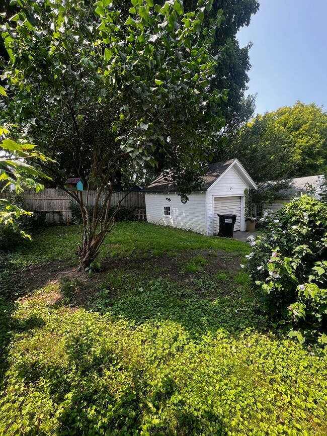 Building Photo - 2 Bed, 1 Bath- Single Family For Rent in t...