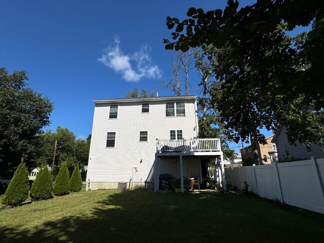 Building Photo - 65 King St