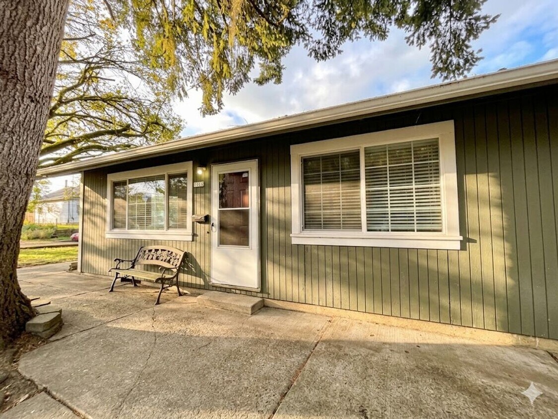 Discover Your New Home in the Heart of the Desirable Sellwood Neighborhood! Water/Sewer/Garbage I... - Discover Your New Home in the Heart of the Desirable Sellwood Neighborhood! Water/Sewer/Garbage I...