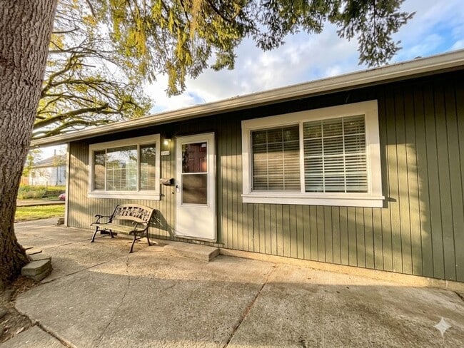 Discover Your New Home in the Heart of the Desirable Sellwood Neighborhood! Water/Sewer/Garbage I... - Discover Your New Home in the Heart of the Desirable Sellwood Neighborhood! Water/Sewer/Garbage I...