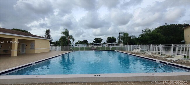 Foto del edificio - 6627 Winfield Blvd