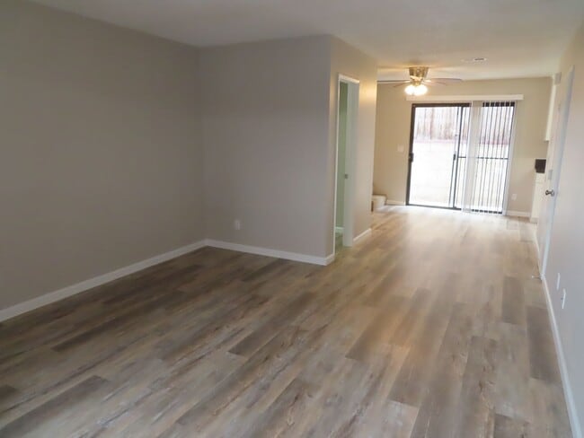 Building Photo - Renovated 2 Bed 2 1/2 Bath Condo with Atta...