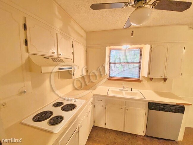 Building Photo - 3 br, 1.5 bath House - 2004 Sunset St