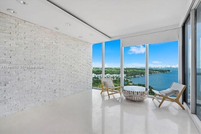 Foto del edificio - 601 NE 36th St