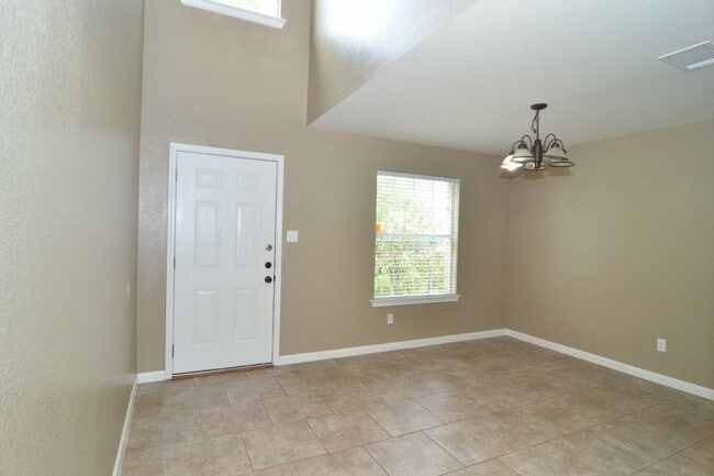 Building Photo - 3 bed/2.5 bath with granite countertops an...
