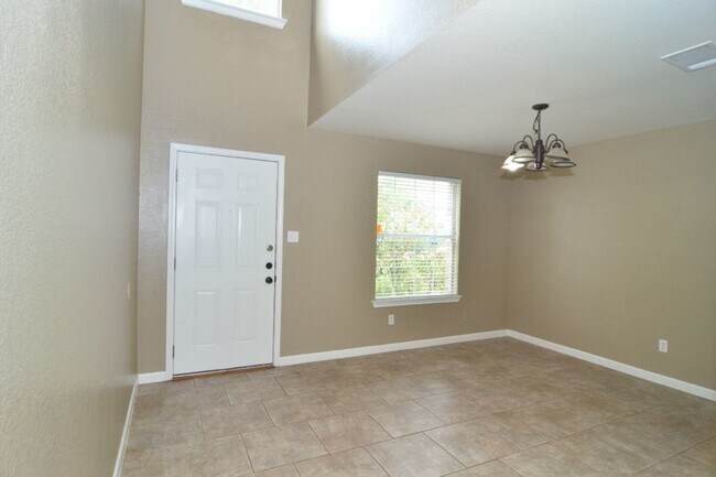 Foto del edificio - 3 bed/2.5 bath with granite countertops an...