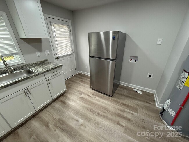 Foto del edificio - 705 N Main St