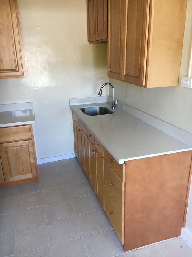 Building Photo - This unit is a Studio, with a giant kitche...