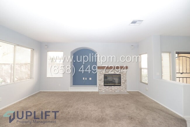 Foto del edificio - 4 Bed 2.5 Bath Townhouse in Oceanside AVAILABLE NOW!