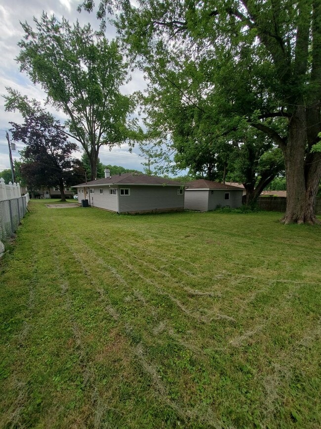 Building Photo - 3 Bedroom House in East Moline