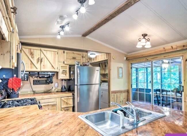 Building Photo - "Charming Lakefront 2-Bed, 2-Bath Furnishe...