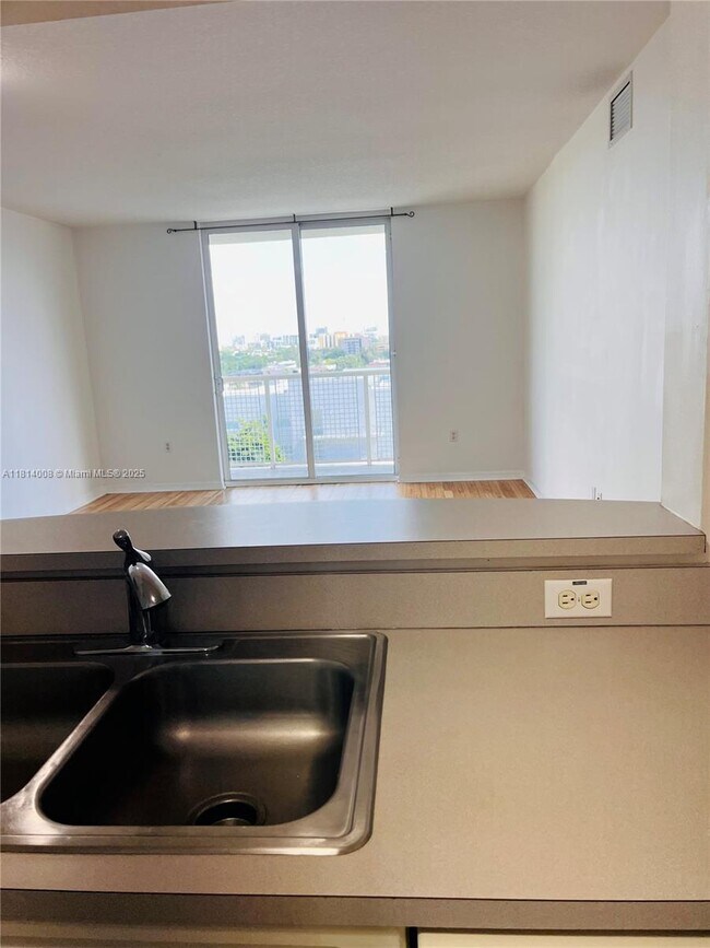 Foto del edificio - 900 SW 8th St