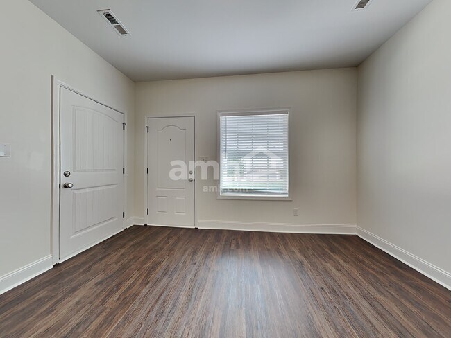 Foto del edificio - 7211 Deer Springs Way
