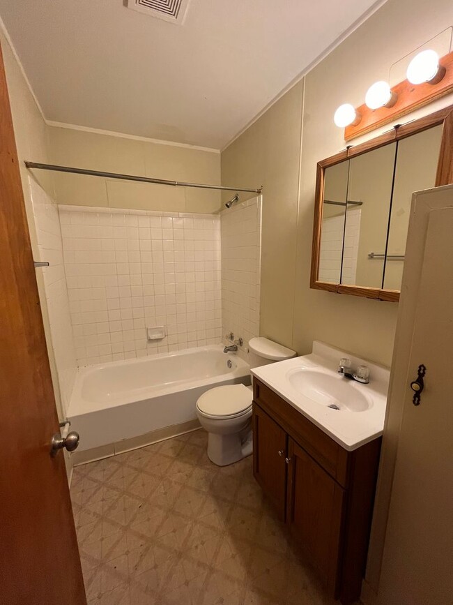 Building Photo - 2 bedroom, 1 bathroom House!