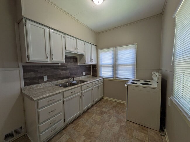 Building Photo - 2 Bedroom Home with hard surface flooring!