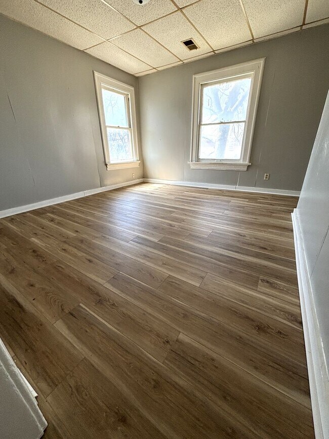 Foto del edificio - 2 Bedroom, 1 bath apartment in convenient location 1/2 OFF FIRST MONTHS RENT SPECIAL!