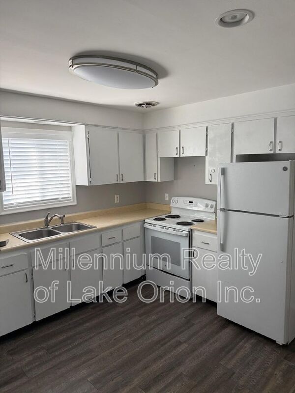 Building Photo - 80 Myron St