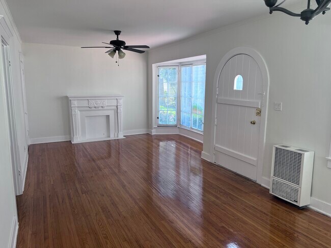 Foto del edificio - 1410 N Hayworth Ave