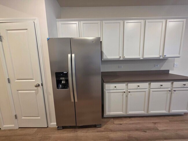 Building Photo - 5915 Hawkweed Dr