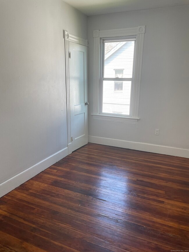 Building Photo - 204 Alder St