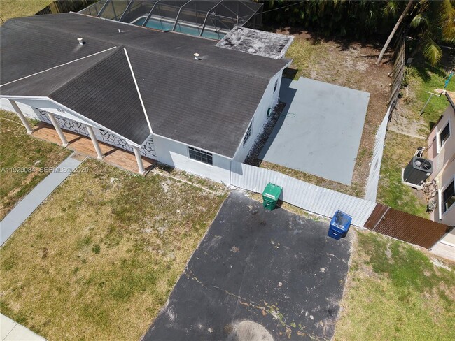 Foto del edificio - 20570 NW 1st Ct