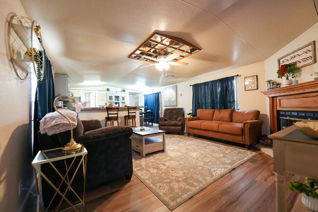 Building Photo - Modern Furnished 2 Bed/2 Bath Home • Laundry • Internet Included