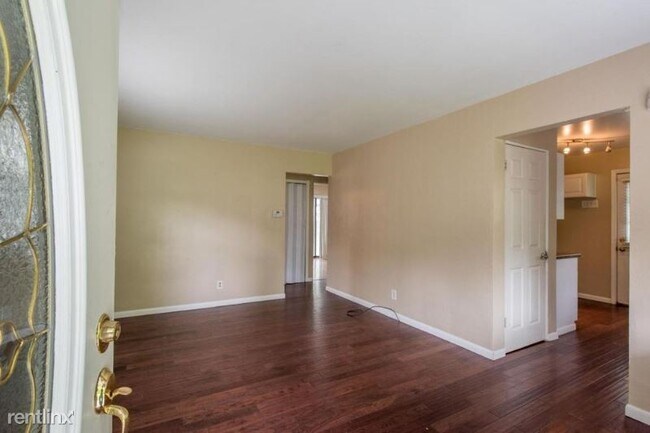 Foto del edificio - 3017 Atwood Terrace