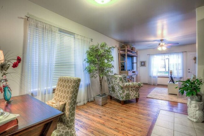 Building Photo - 1 Month Free with 2 YR Lease!!