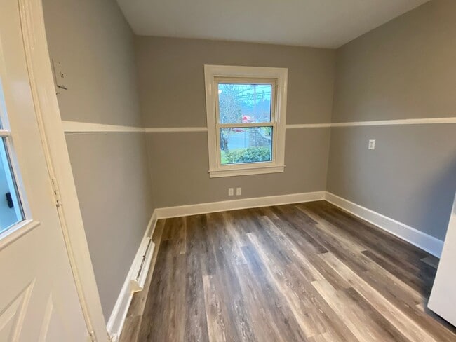 Building Photo - 3 Bedroom 1 bath in Burlington, COMING SOON!