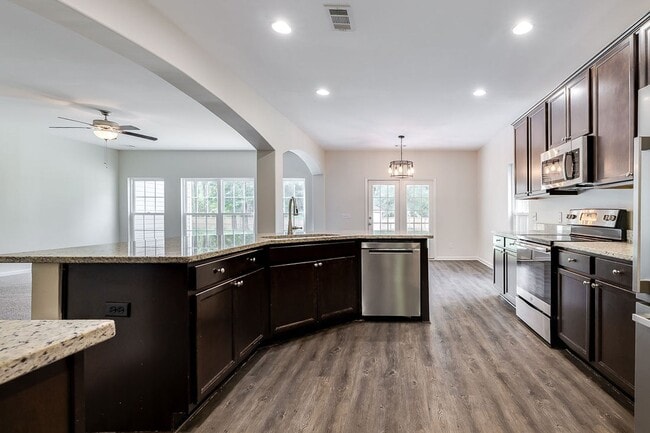 Building Photo - Spacious Custom 8 Bed 4.5 Bath Home on Lar...