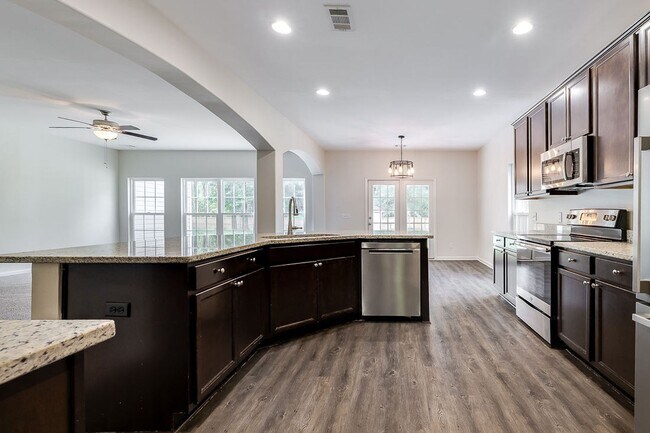 Foto del edificio - Spacious Custom 8 Bed 4.5 Bath Home on Lar...