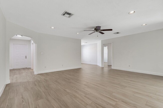 Foto del edificio - ** WILLOUGHBY ACRES ** POOL HOME - 3 BED / 2 BATH - PETS OK! - NORTH NAPLES - ANNUAL RENTAL