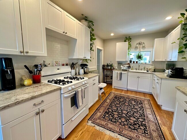 Building Photo - 49 Burroughs St