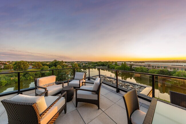 La terraza al aire libre de Emerson_EXT_Amenity_Oct2024 - The Emerson