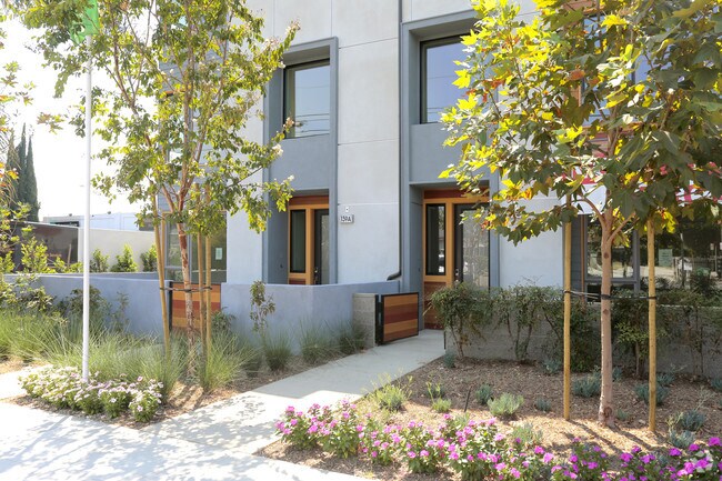 Building Photo - 135-139 W Live Oak Ave