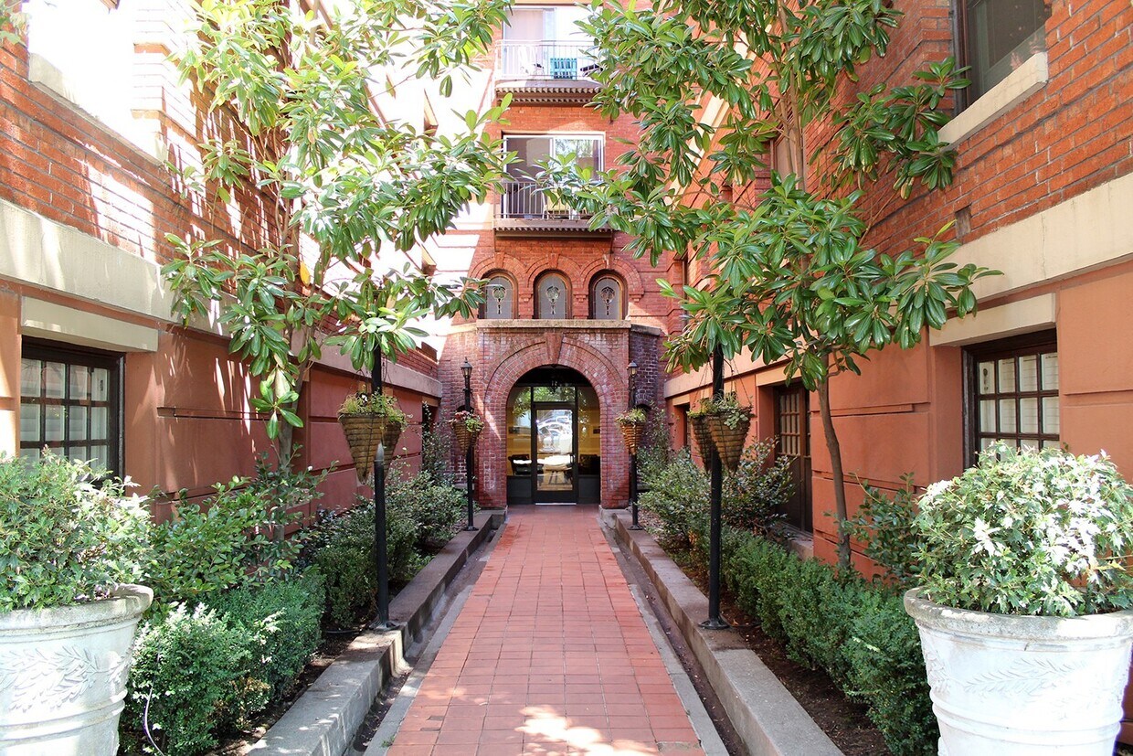 Primary Photo - Updated 1 Bedroom Condo in Landmark Old Po...
