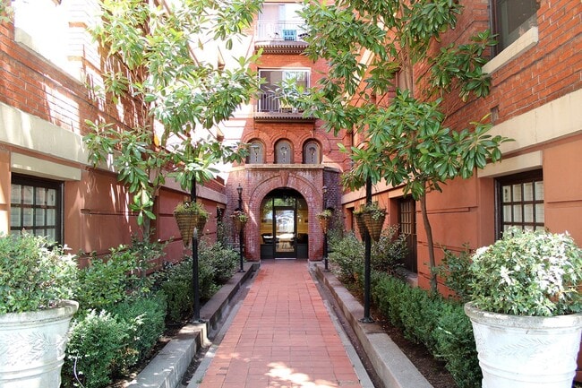 Building Photo - 1829 NW Lovejoy St