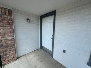 Building Photo - 204 W Truman Ave
