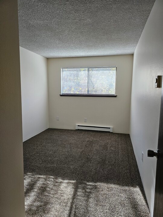 East 12 Rockwood Apartments — Building & Grounds