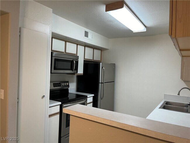 Foto del edificio - 2300 E Silverado Ranch Blvd