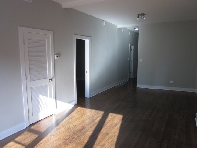 Foto del edificio - 2642 W HADDON AVE