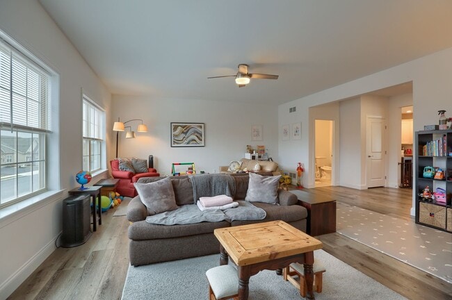 Building Photo - 4 bedroom townhome