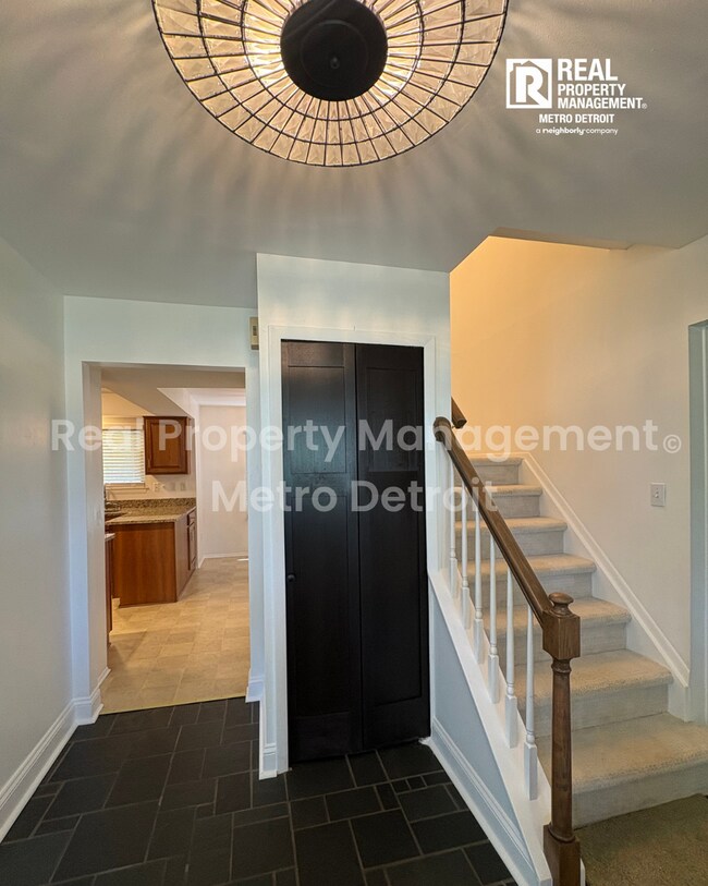 Foto del edificio - 4-Bedroom Single-Family Home in Troy, Michigan